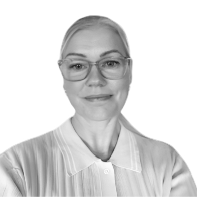 Porträttbild av Tina Larsson, utbildningsledare på Vårdyrkeshögskolan. Tina står mot ljus bakgrund och bär glasögon samt ljus blus.