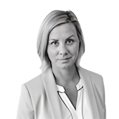 Porträttfoto i svartvitt på en kvinna med axellångt ljust hår och kavaj. Hon ser rakt in i kameran med ett lugnt uttryck. Det är Anna-Maria Kitel, utbildningsledare på Vårdyrkeshögskolan.