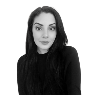 Porträttfoto av Evelyn Ak. Hon är utbildningsledare på Vårdyrkeshögskolan och ler mot kameran. Bilden är svartvit och tagen mot en ljus bakgrund.