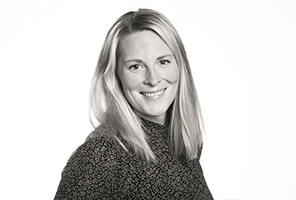 Porträttfoto av Marina Larsson. Hon är utbildningsledare på Vårdyrkeshögskolan och ler mot kameran. Bilden är svartvit och tagen mot en ljus bakgrund.